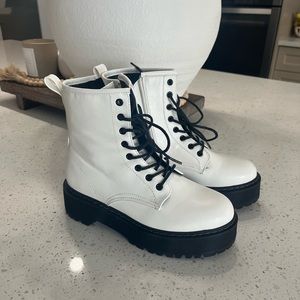 BNWT Steve Madden Betty boot